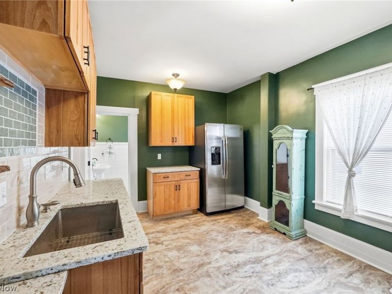 425 West Avenue, Elyria, OH 44035 Photo 8