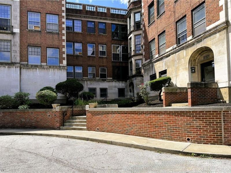 11426 Cedar Glen Parkway, Unit D3, Cleveland, OH 44106 Photo 4