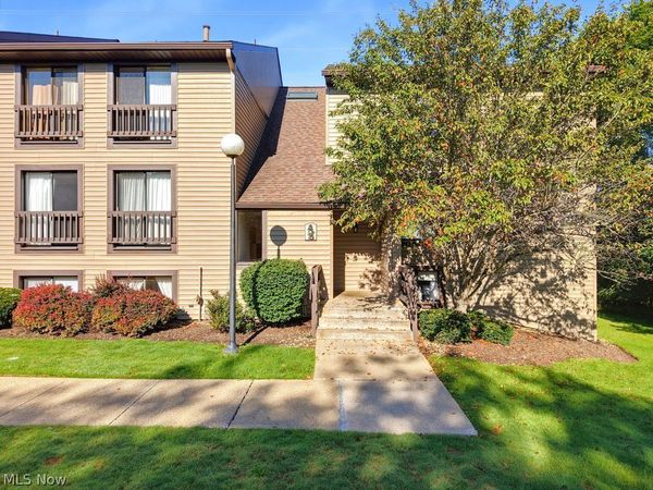1145 Canyon View Road, Unit 202, Sagamore Hills, OH 44067