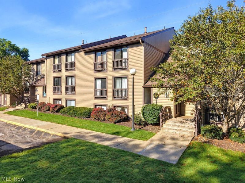 1145 Canyon View Road, Unit 202, Sagamore Hills, OH 44067 Photo 2