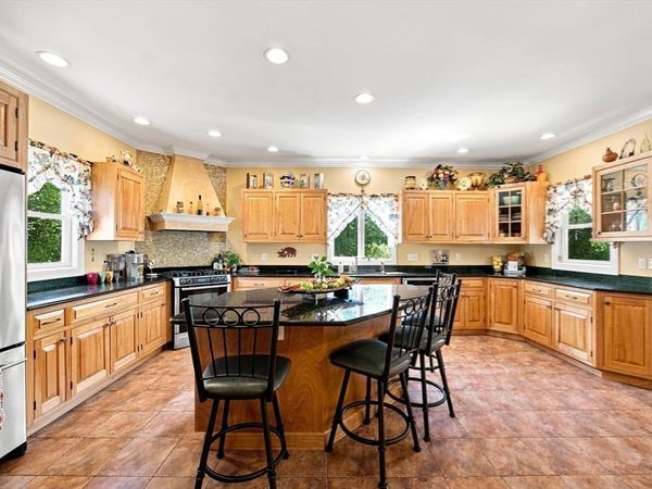 135 Lancaster Dr, Agawam, MA 01001