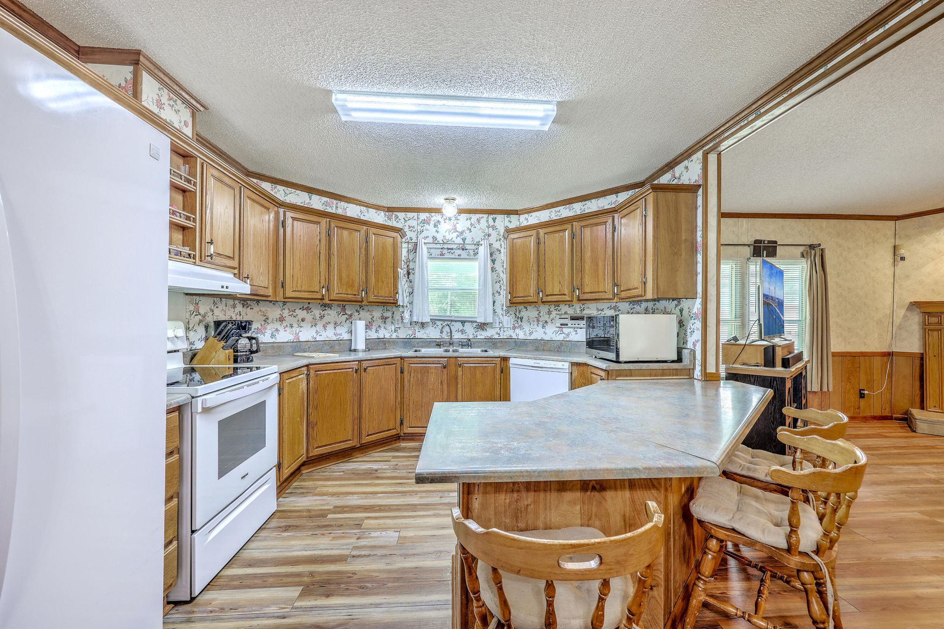 193 W Turner Street Photo 4