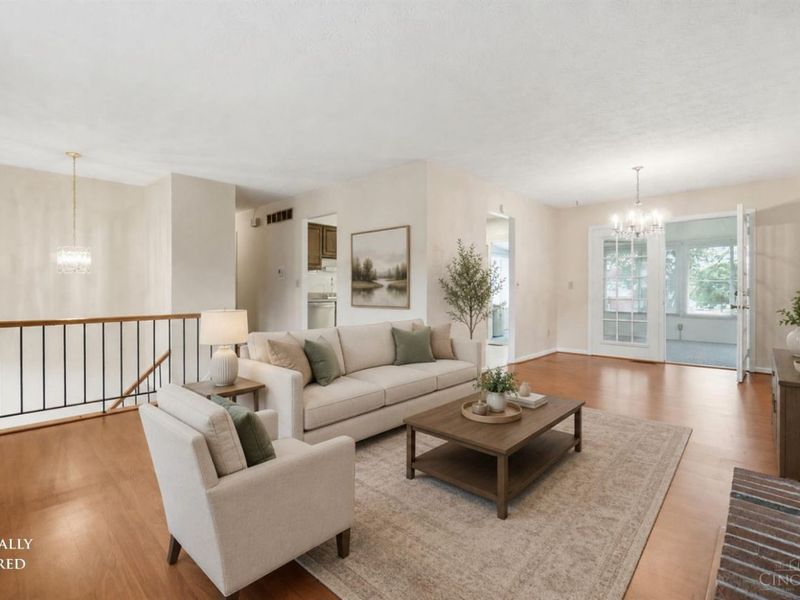 890 Summerfield Lane, Springdale, OH 45240 Photo 2