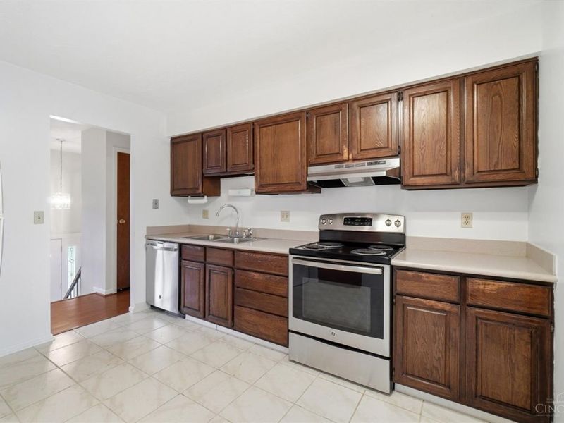 890 Summerfield Lane, Springdale, OH 45240 Photo 4
