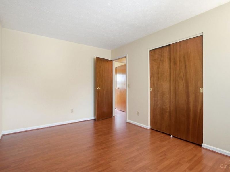 890 Summerfield Lane, Springdale, OH 45240 Photo 8