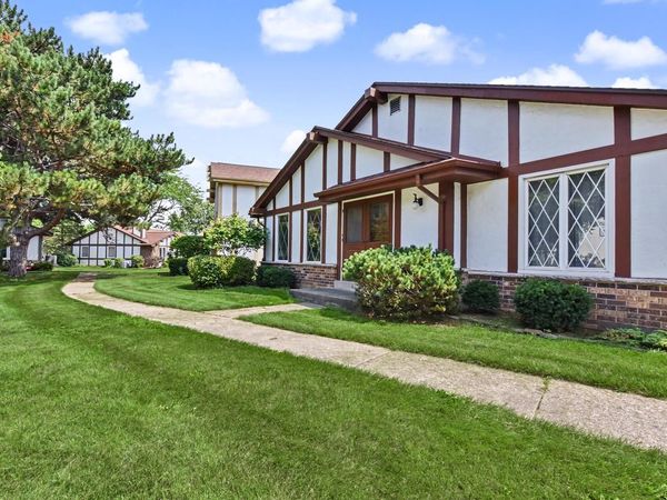 5297 Somerset LANE S, Greenfield, WI 53221