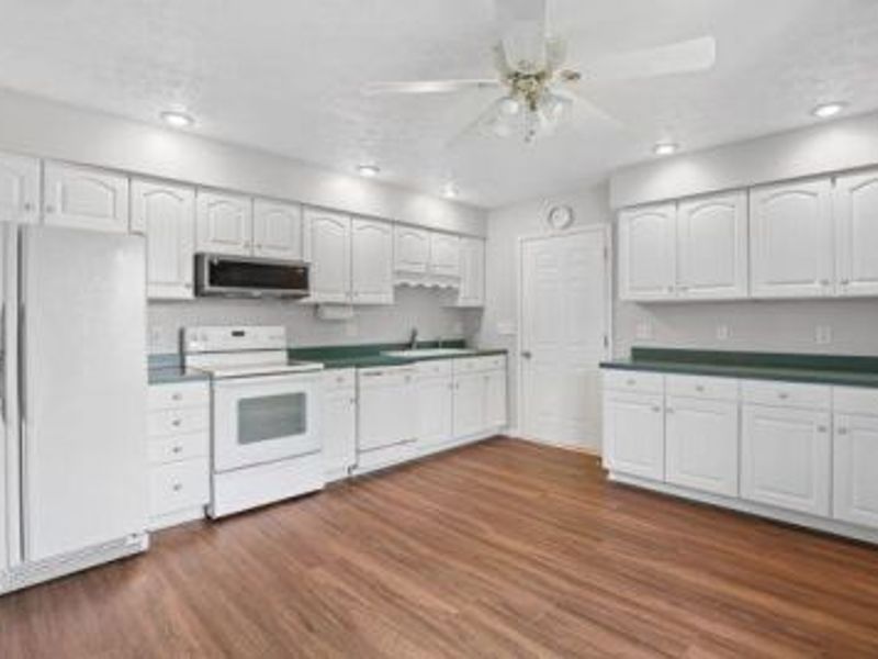 384 Bishop Drive, London, OH 43140 Photo 10