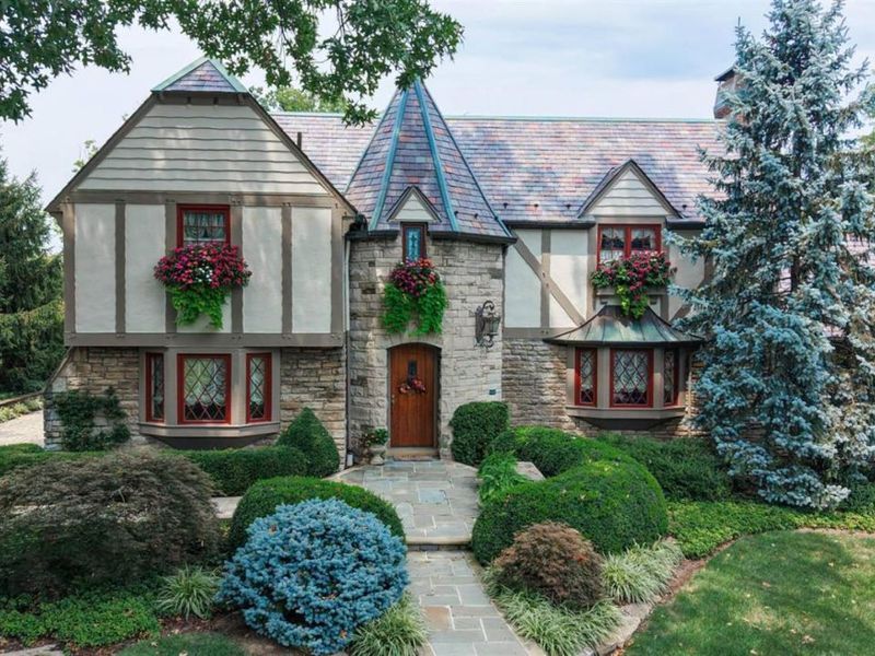 402 W Cliff Lane, Cincinnati, OH 45220 Photo 1