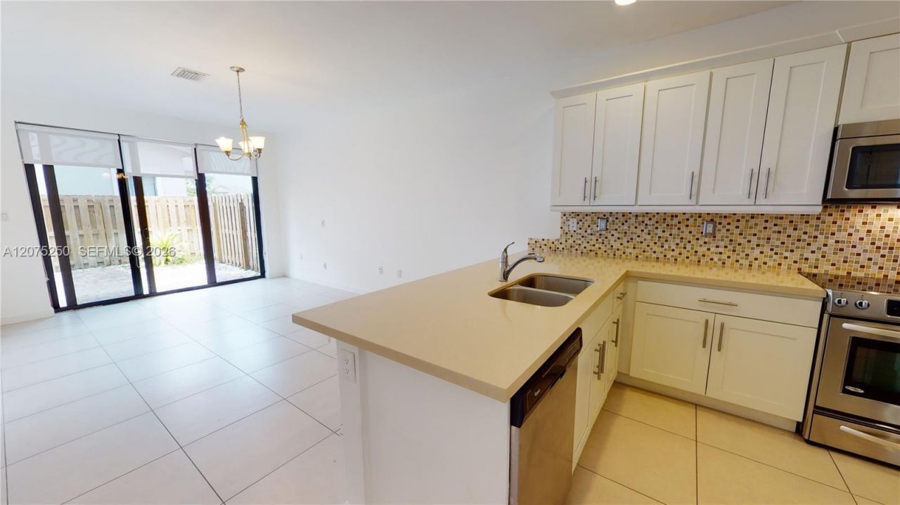 10428 NW 61st St , Doral, FL 33178 Photo