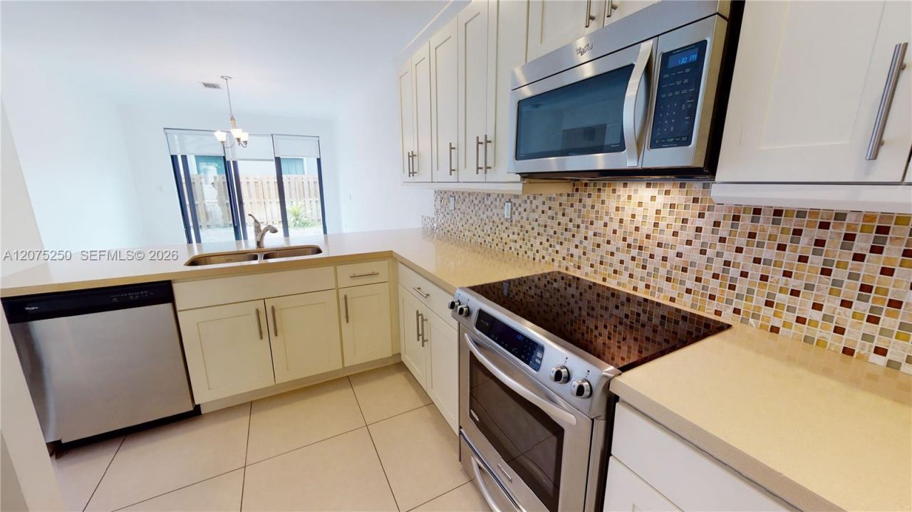10428 NW 61st St , Doral, FL 33178 Photo