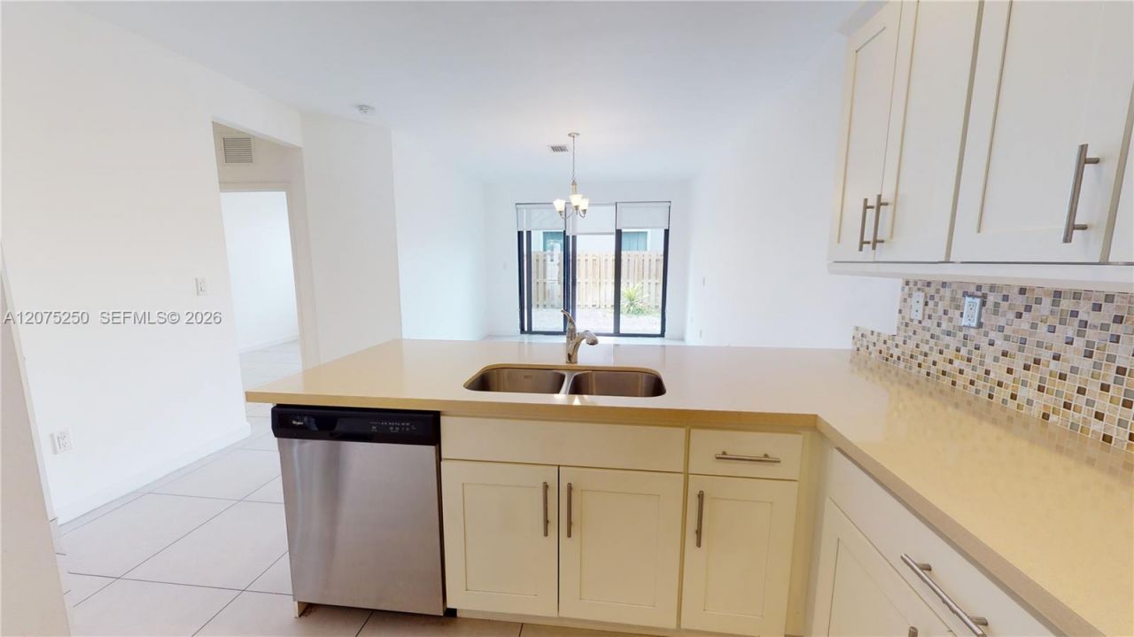 10428 NW 61st St , Doral, FL 33178 Photo
