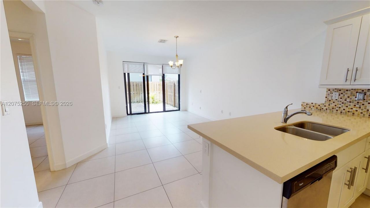 10428 NW 61st St , Doral, FL 33178 Photo