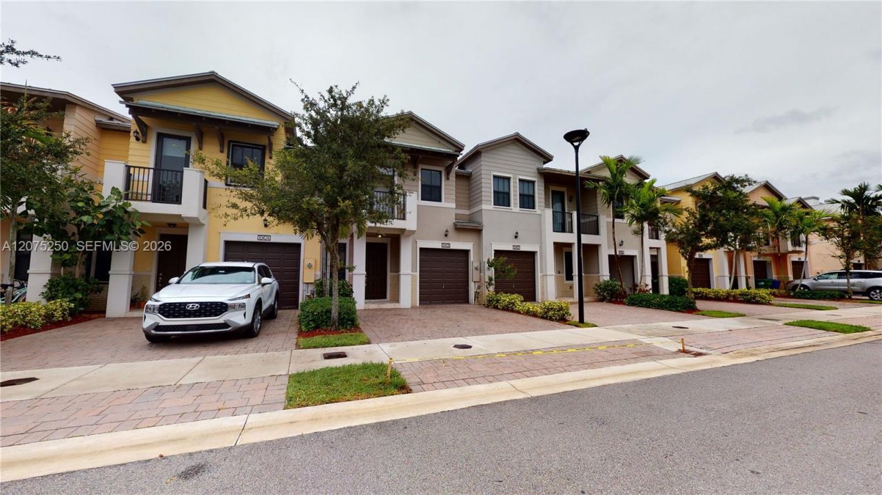 10428 NW 61st St , Doral, FL 33178 Photo