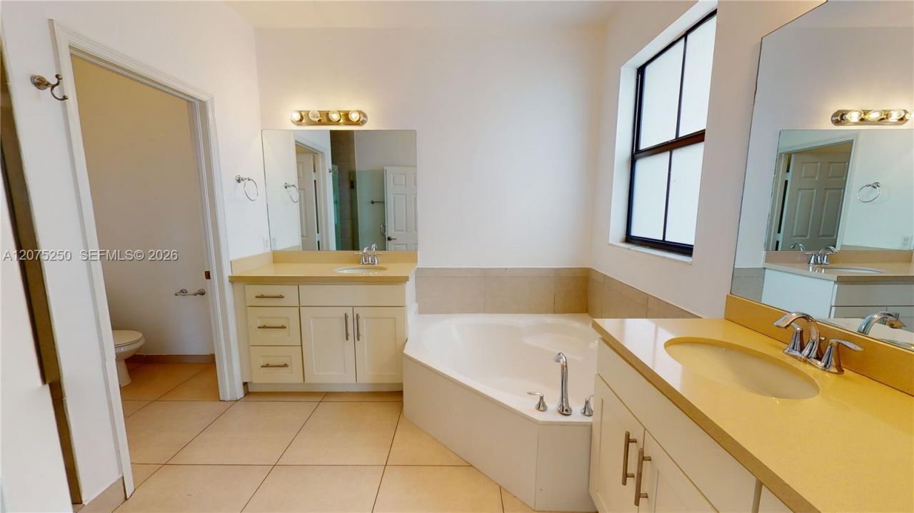 10428 NW 61st St , Doral, FL 33178 Photo