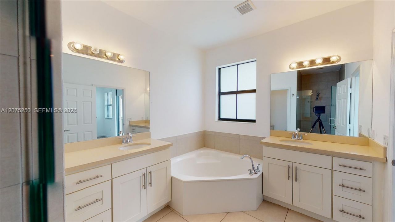 10428 NW 61st St , Doral, FL 33178 Photo
