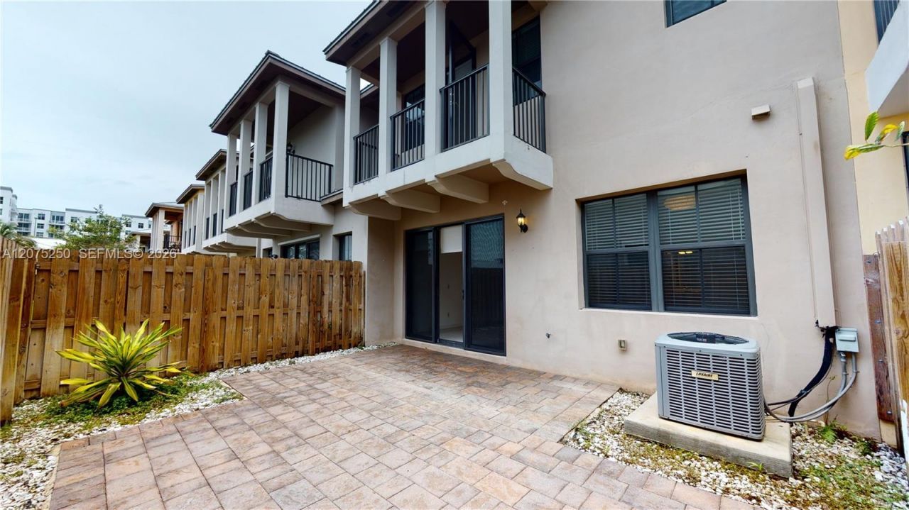 10428 NW 61st St , Doral, FL 33178 Photo