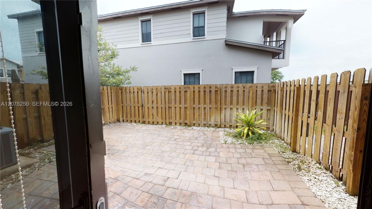 10428 NW 61st St , Doral, FL 33178 Photo