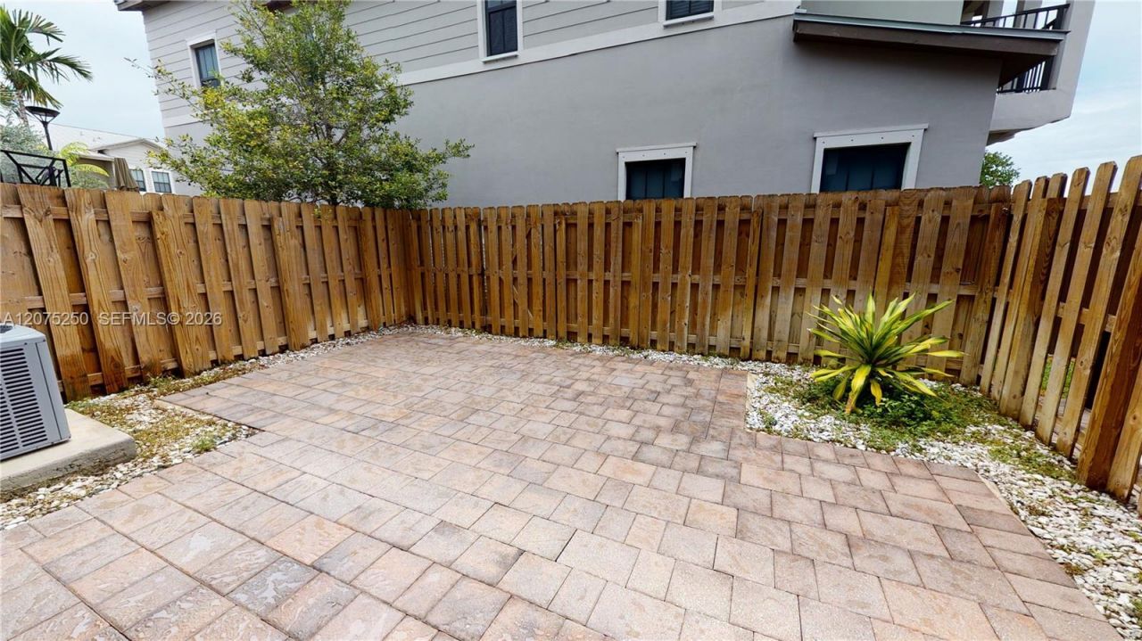 10428 NW 61st St , Doral, FL 33178 Photo