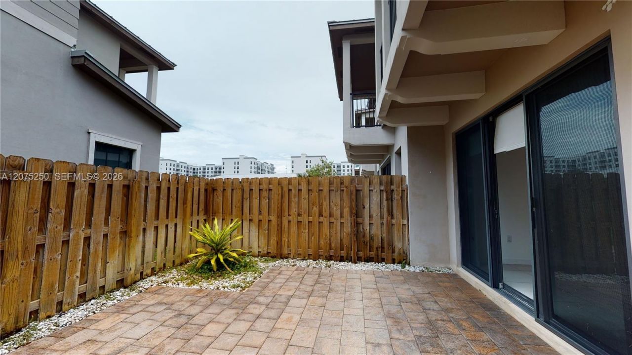 10428 NW 61st St , Doral, FL 33178 Photo