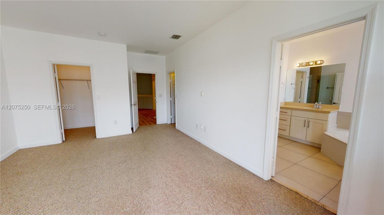 10428 NW 61st St , Doral, FL 33178 Photo