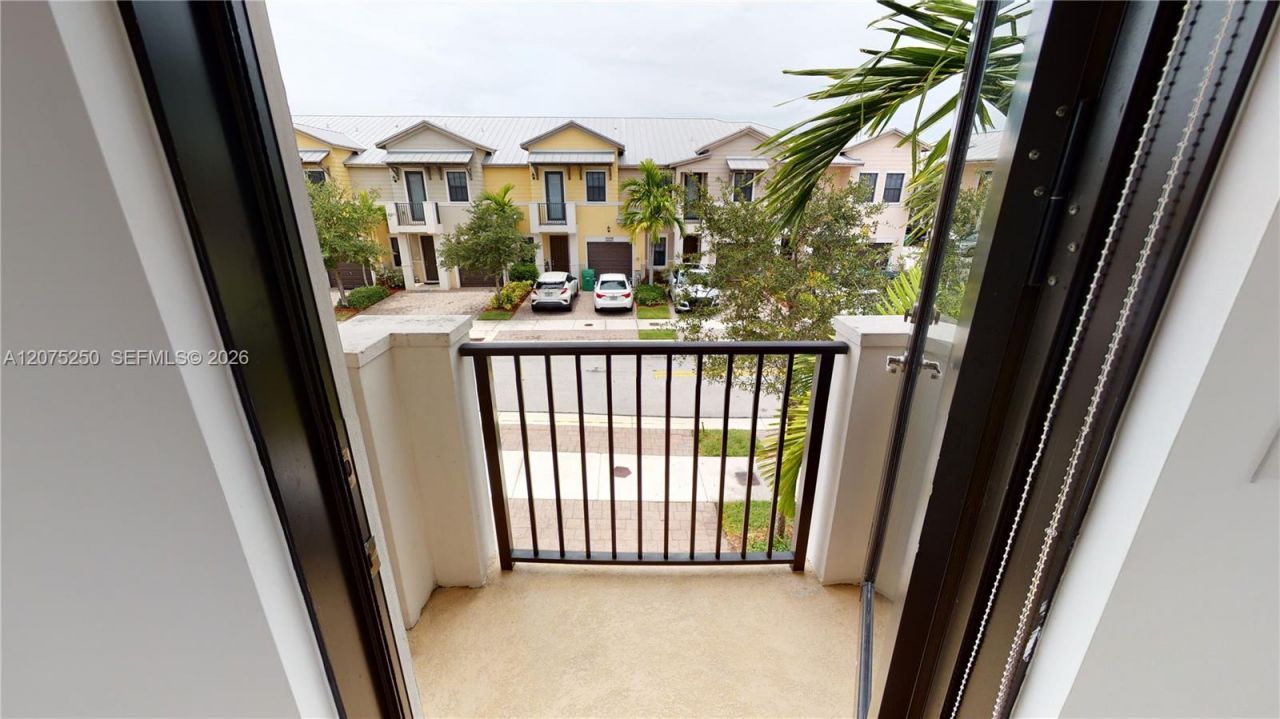 10428 NW 61st St , Doral, FL 33178 Photo
