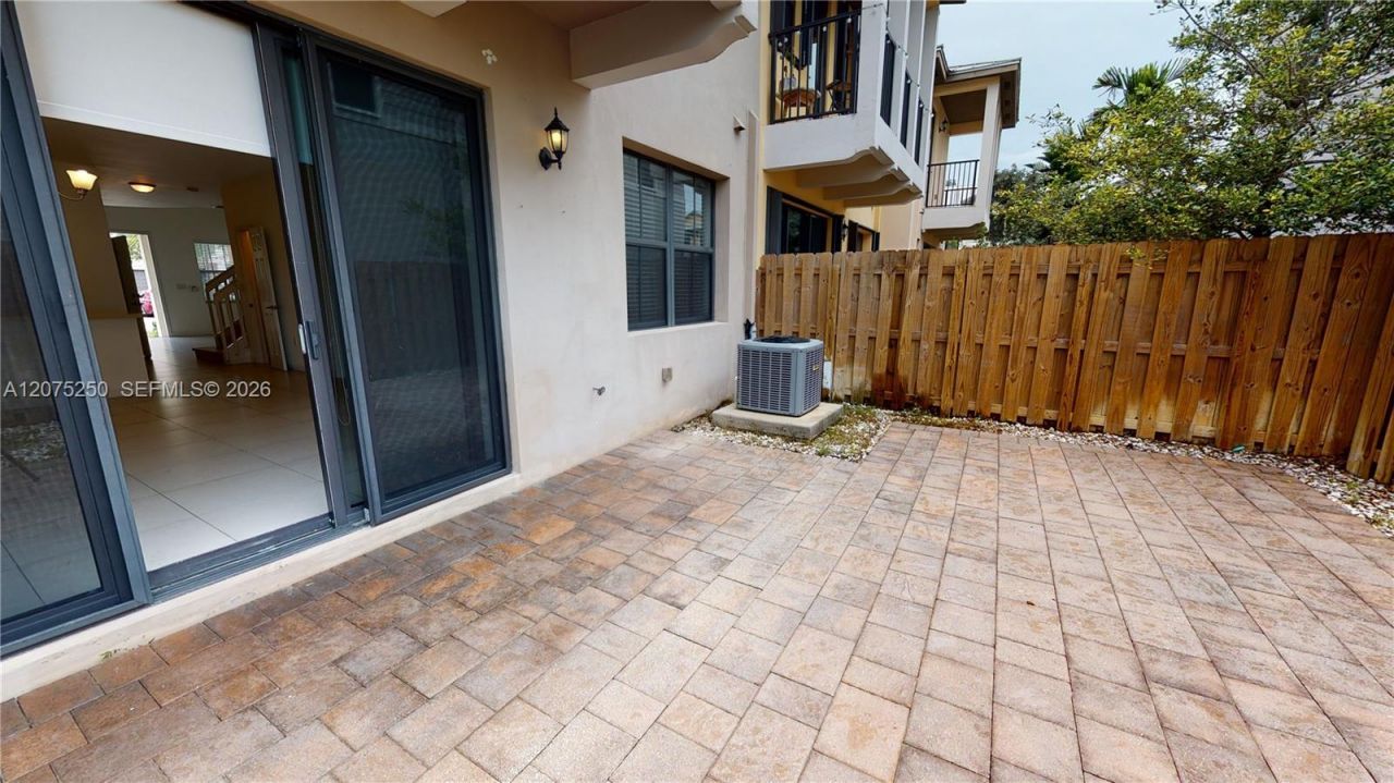 10428 NW 61st St , Doral, FL 33178 Photo