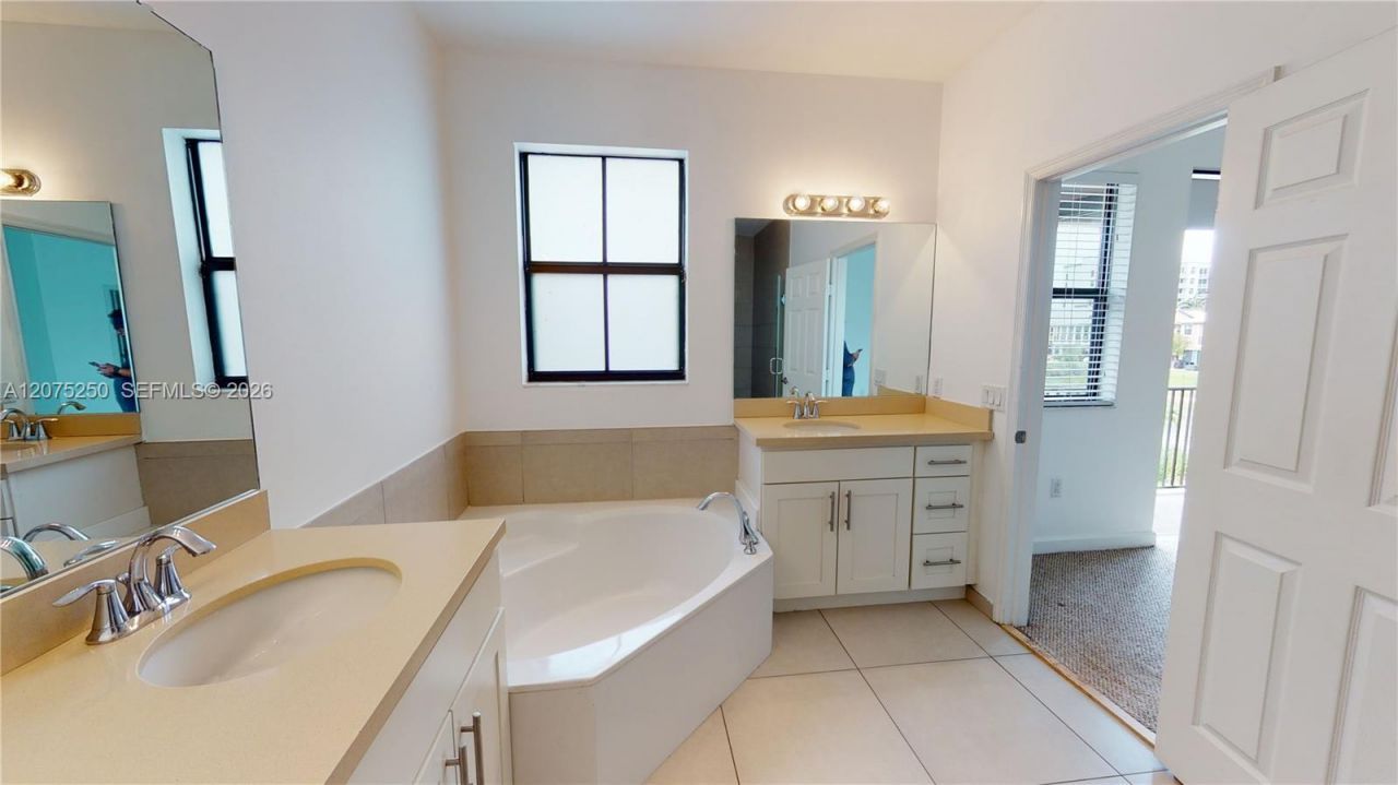 10428 NW 61st St , Doral, FL 33178 Photo