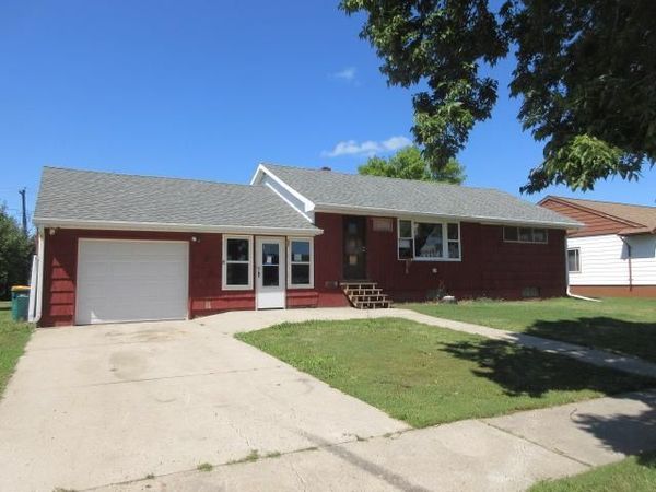 8 2nd Street NE, Gwinner, ND 58040