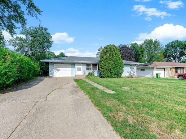 2835 Galtier Street , Roseville, MN 55113