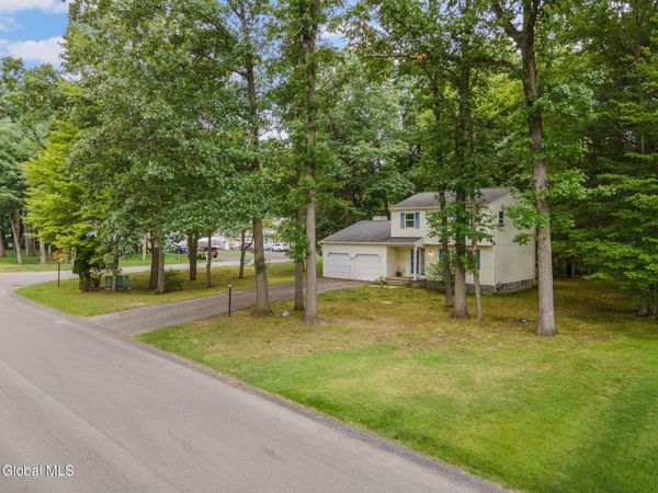 18 Pinehollow Drive, Ballston Spa, NY 12020