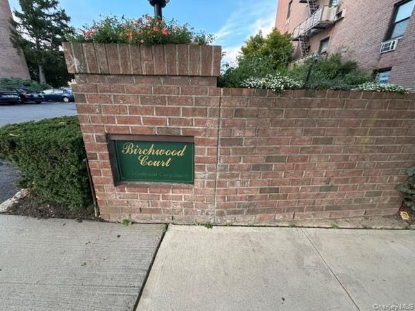 3 Birchwood Court, Unit 1A, Mineola, NY 11501