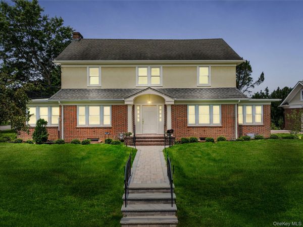 220 Pomander Road , Mineola, NY 11501