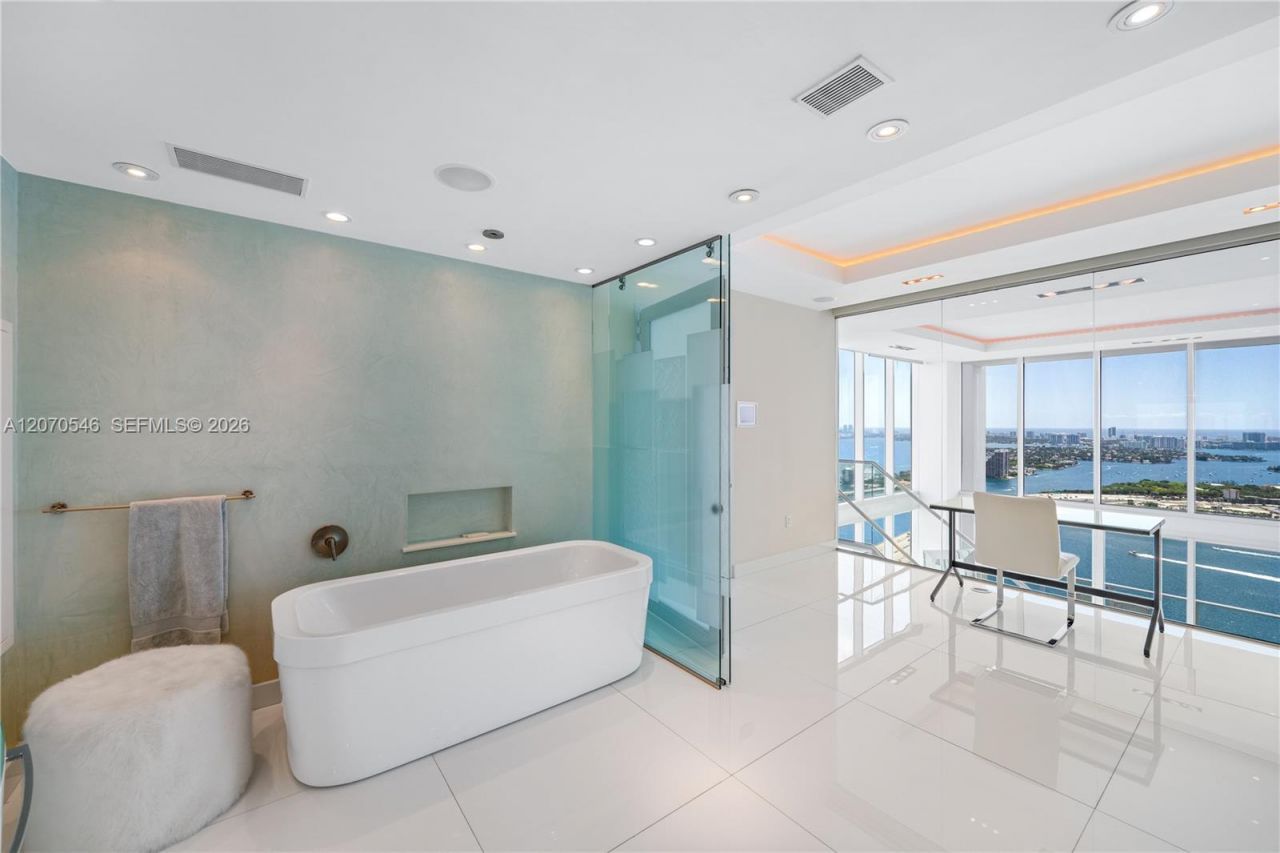 1040 Biscayne Blvd , Unit 4403, Miami, FL 33132 Photo