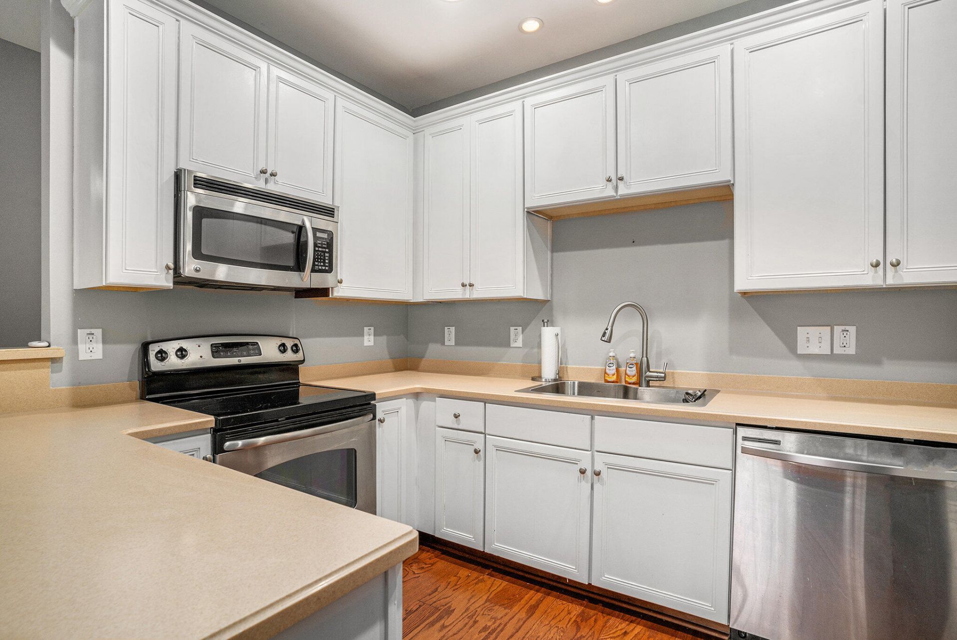 4064 Hartland Street Photo 11
