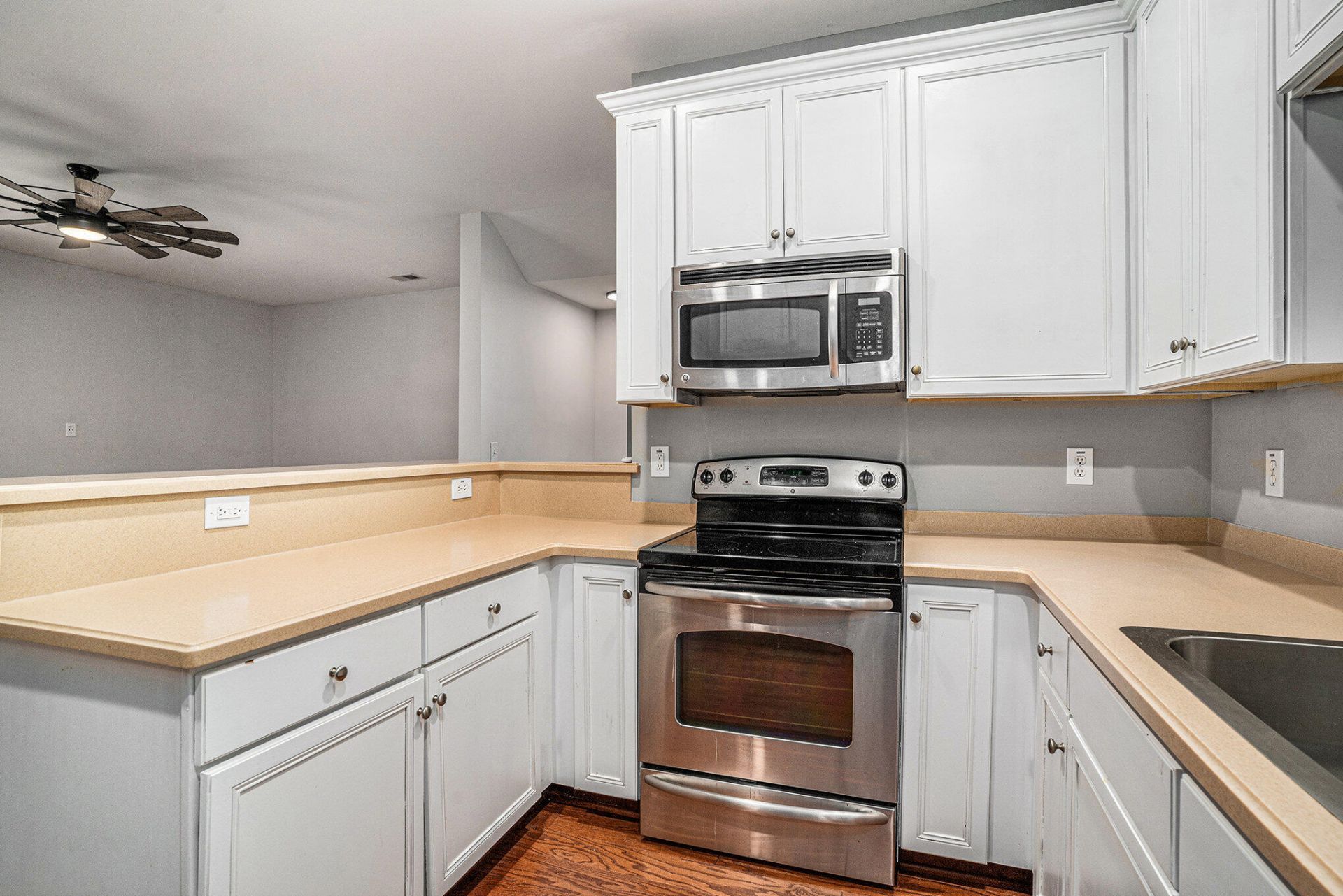4064 Hartland Street Photo 12