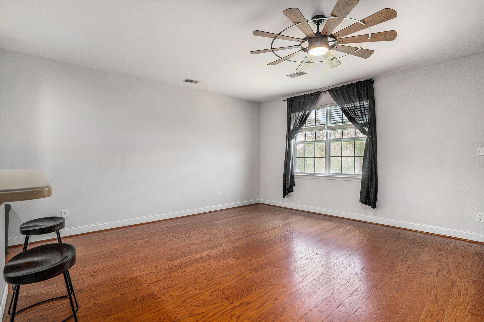 4064 Hartland Street Photo 7