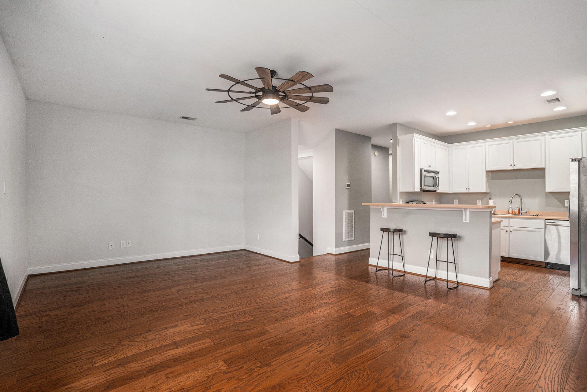 4064 Hartland Street Photo 8