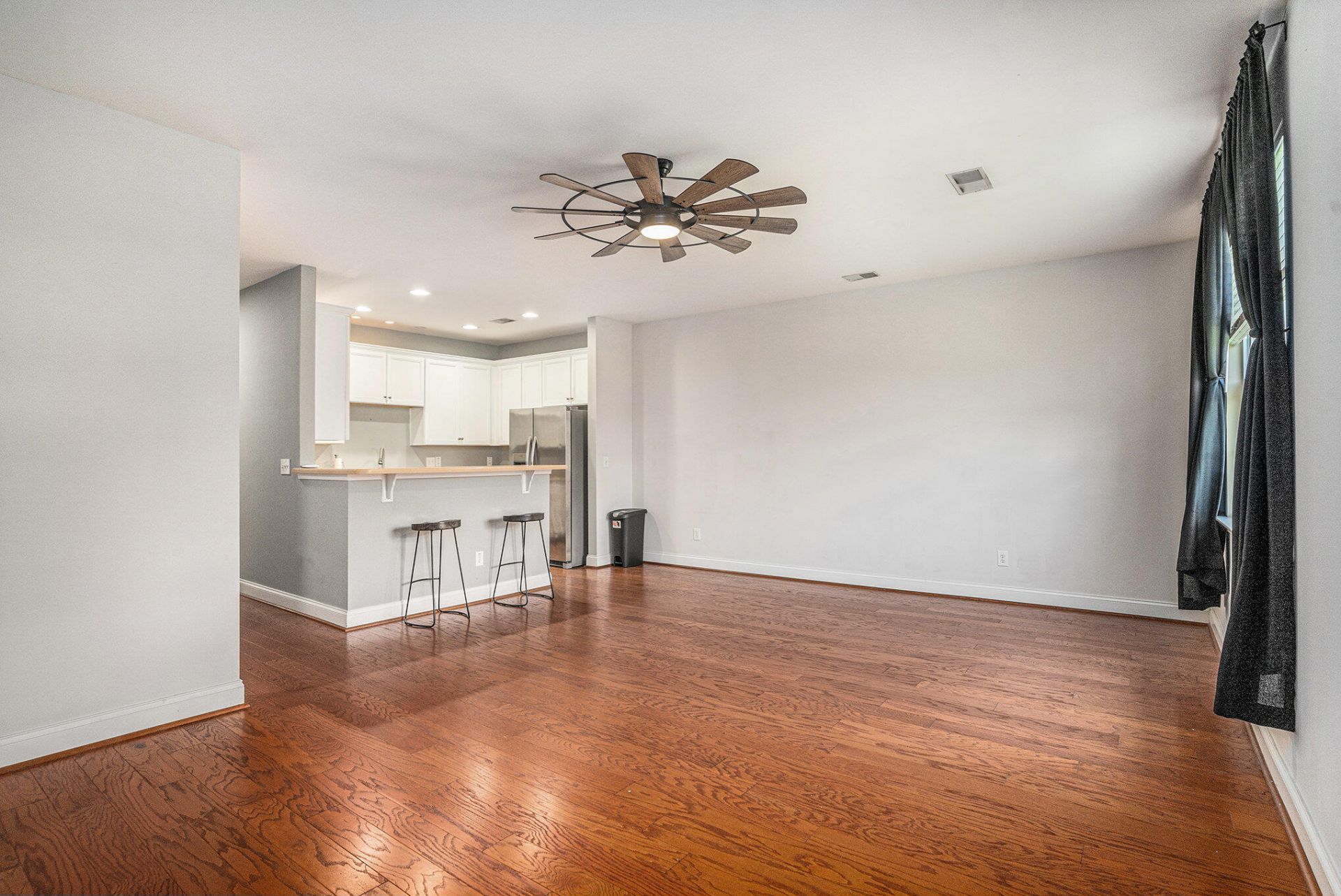 4064 Hartland Street Photo 9