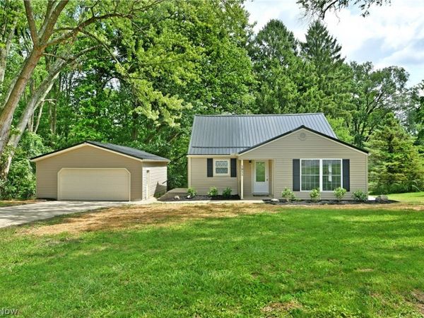 1911 Hubbard Thomas Road , Hubbard, OH 44425