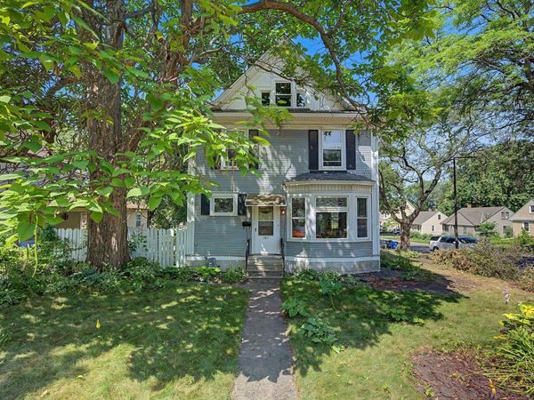 987 Earl Street, Saint Paul, MN 55106