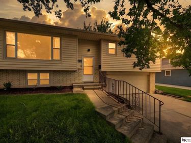 810 S Grandview Avenue, Papillion, NE 68046
