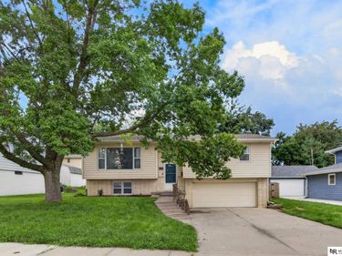 810 S Grandview Avenue, Papillion, NE 68046
