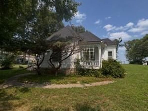 413 Maple Avenue, Smithville, MO 64089