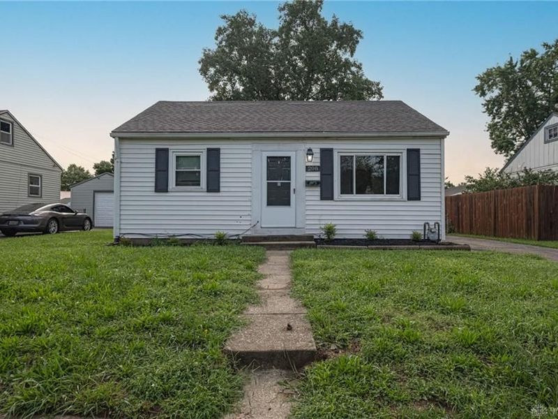 208 W Circle Drive, West Carrollton, OH 45449 Photo 2