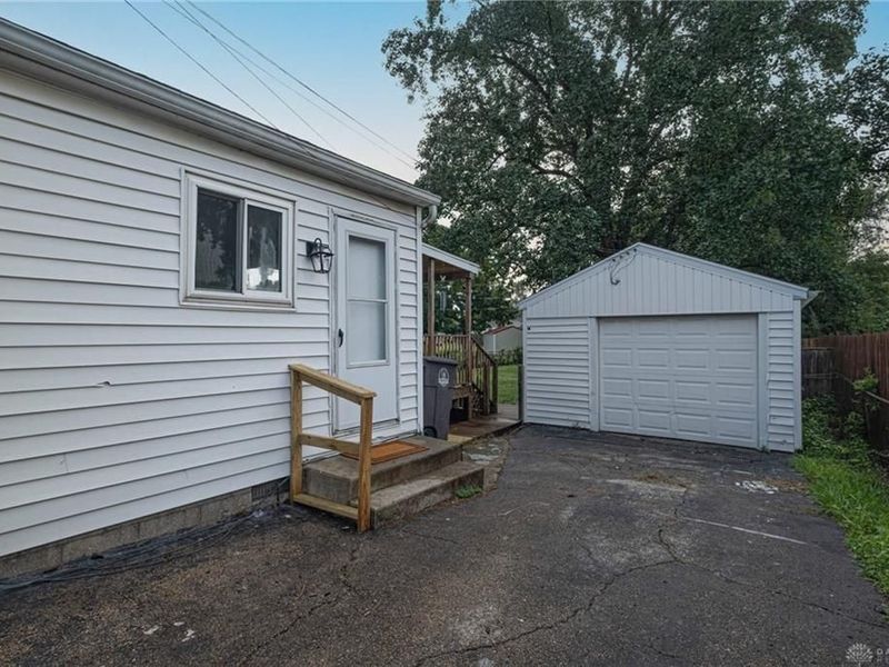 208 W Circle Drive, West Carrollton, OH 45449 Photo 3