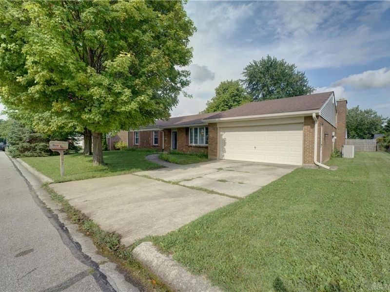 1381 Oaktree Drive, Greenville, OH 45331 Photo 2