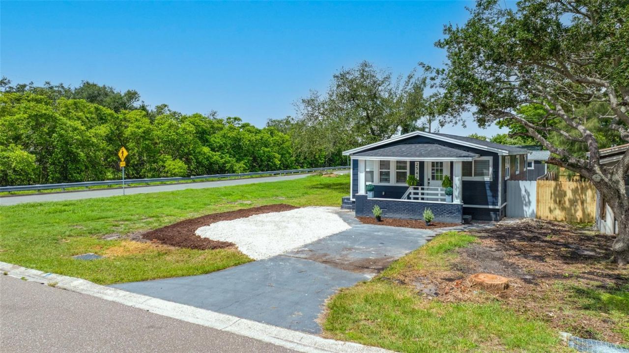 2547 Kingston Street S, Saint Petersburg, FL 33711 Photo