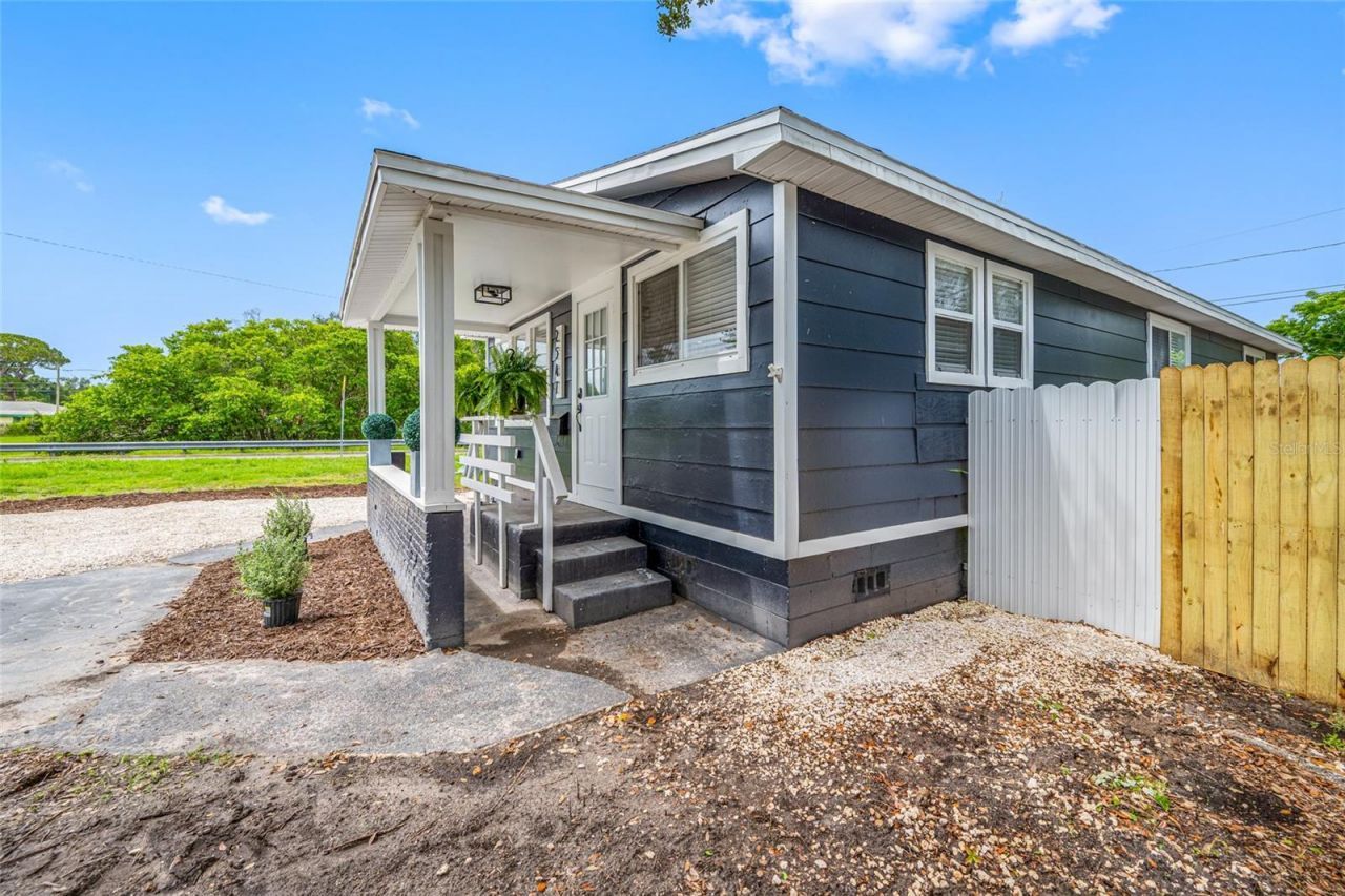 2547 Kingston Street S, Saint Petersburg, FL 33711 Photo