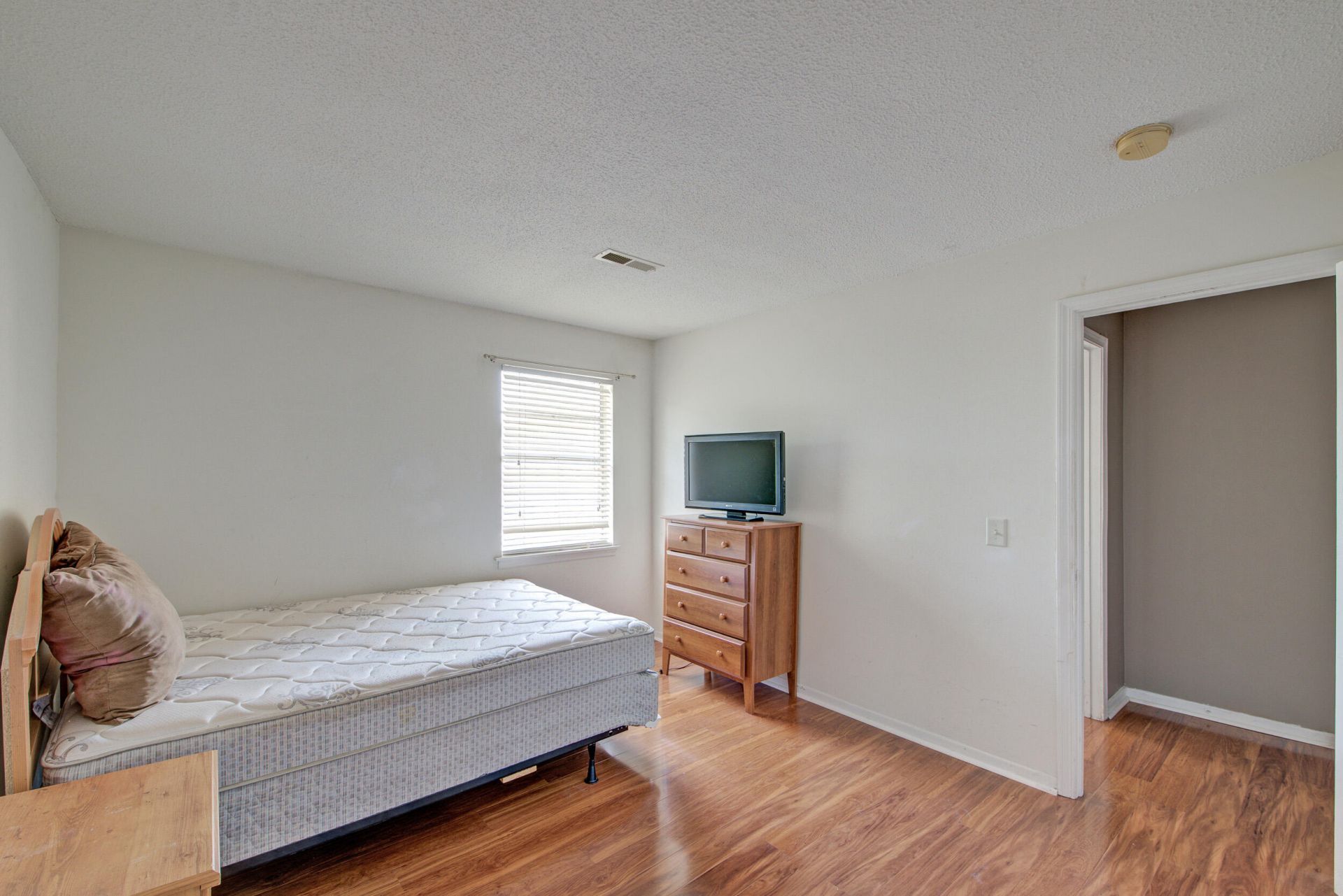 415 Parkdale Drive Photo 12