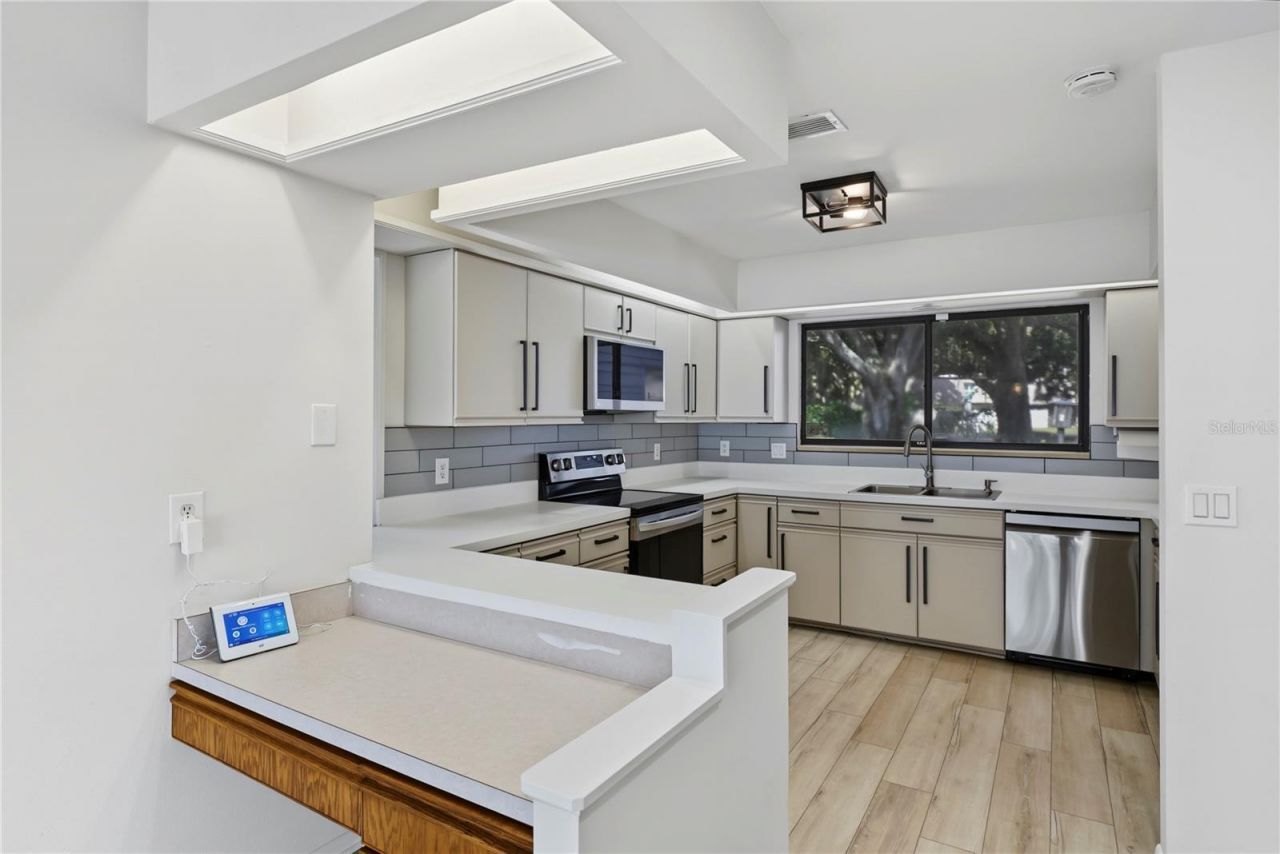 4572 N Lake Orlando Parkway , Unit 6, Orlando, FL 32808 Photo